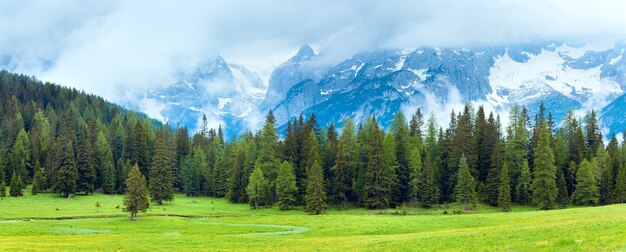 Ruhiger Sommer italienische Dolomiten Bergblick