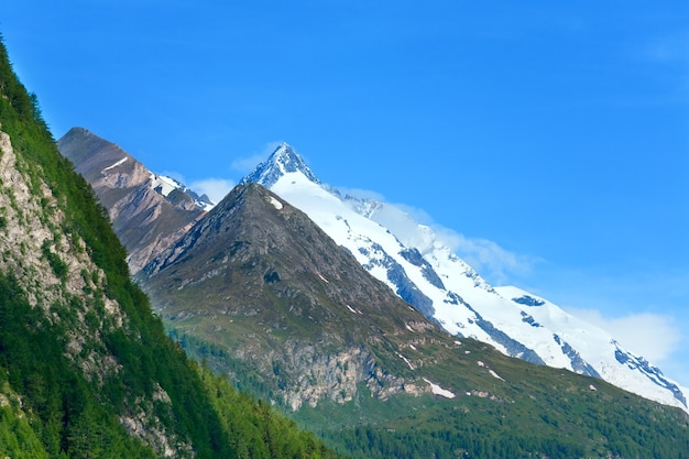 Ruhiger Sommeralpenberg, Blick von der Großglockner-Hochalpenstraße, Österreich