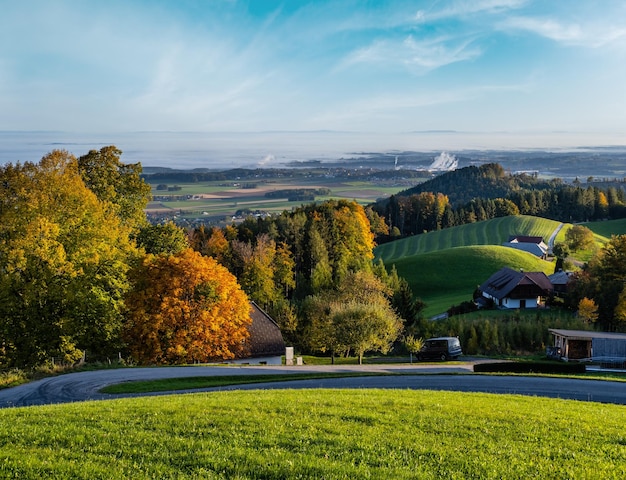 Ruhiger, sonniger Herbstmorgen mit ländlicher Aussicht vom Gmundnerberg mit nebliger Landschaft im fernen Österreich