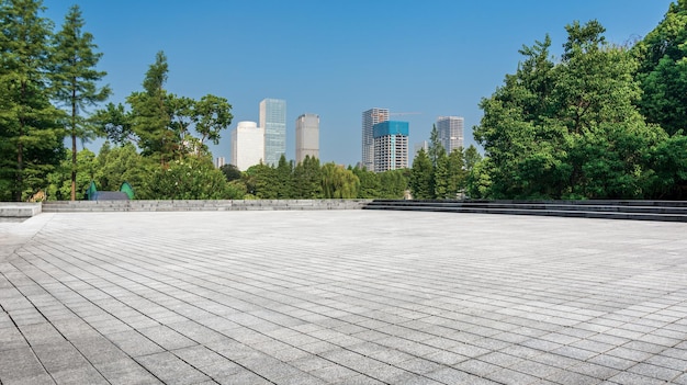 Ruhiger städtischer Park mit Blick auf die moderne Stadt