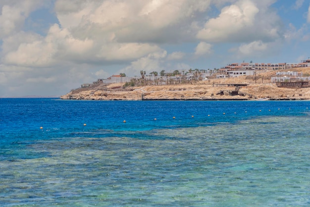 Ruhiger Strand am Roten Meer am Morgen in Sharm El Sheikh Ägypten