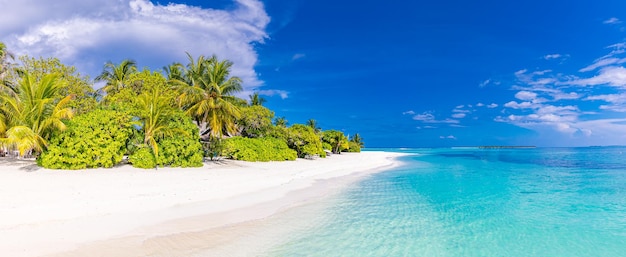 Ruhiger Strandblick auf den Malediven. Paradise Beach Island, Hintergrund für Sommerreisen und Urlaub