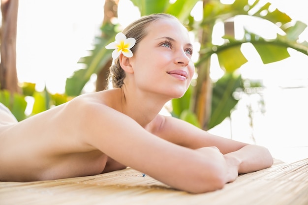 Ruhiges blondes Lügen auf Massagetabelle