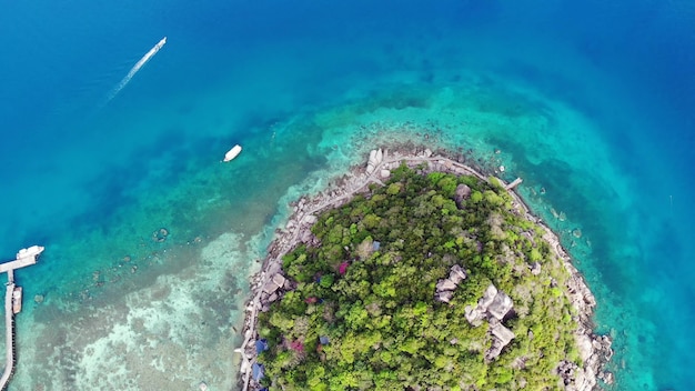 Ruhiges buntes azurblaues türkisfarbenes Meer in der Nähe der kleinen tropischen Vulkaninsel Koh Tao