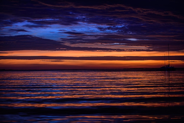 Ruhiges Meer Abstrakter Hintergrund mit Sonnenuntergang und Ozean Goldener Sonnenaufgang Sonnenuntergang über den Meereswellen Sonnenaufgang über dem Ozean