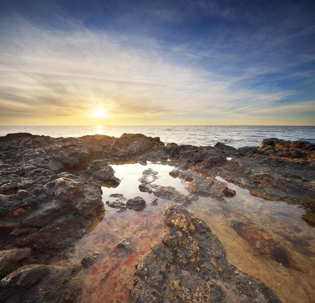 Foto ruhiges meer bei sonnenuntergang