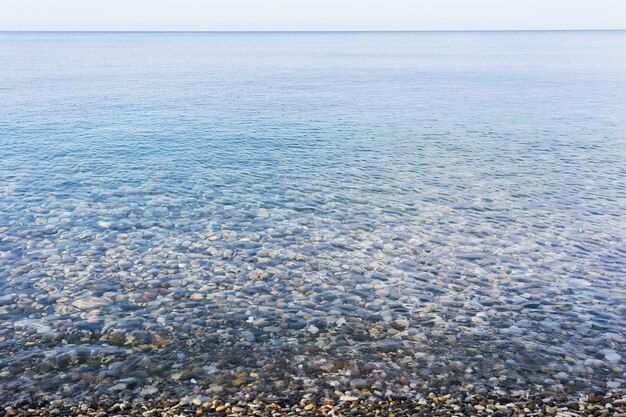 Ruhiges Meer mit Kieselboden und klarem Wasser