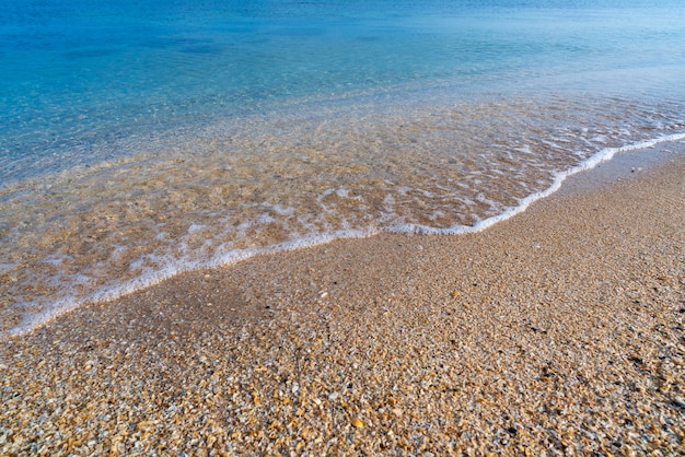 Ruhiges Meer mit kristallklarem Wasser