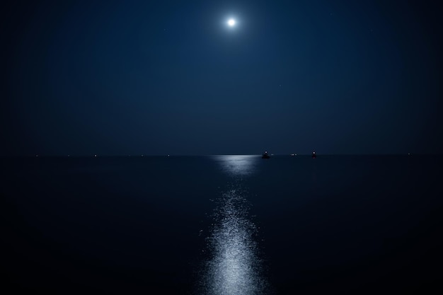 Ruhiges Meer, nachts vom Mondlicht beleuchtet