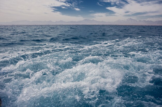 Ruhiges Meer und blauer Himmel Hintergrund. Naturkonzept