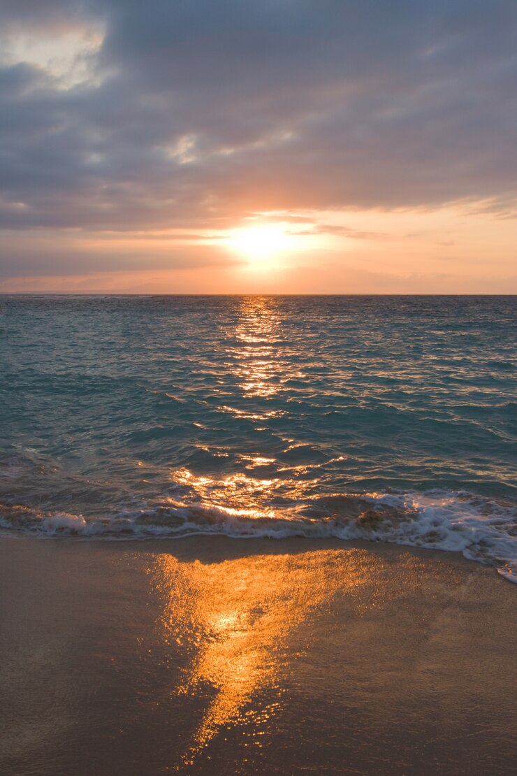 Foto ruhiges meer und strand bei tropischem sonnenaufgang