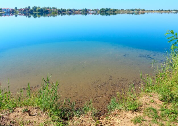 Ruhiges rauschendes Ufer des Sommersees