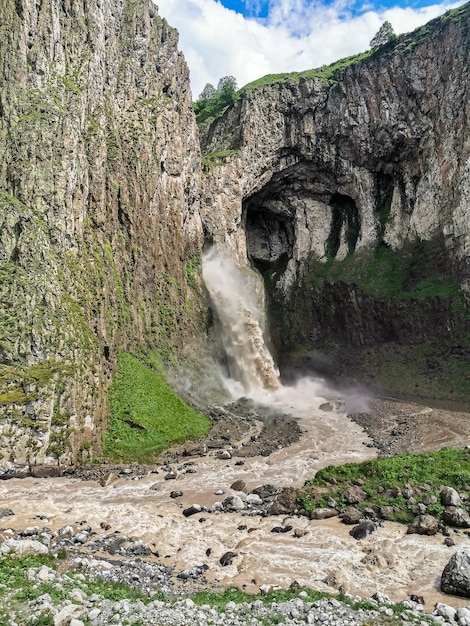 La ruidosa y majestuosa cascada KarakayaSu en el territorio de KabardinoBalkaria Caucasus