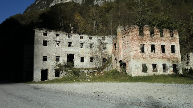 Ruína abandonada nas dolomitas, um edifício antigo abandonado do exterior