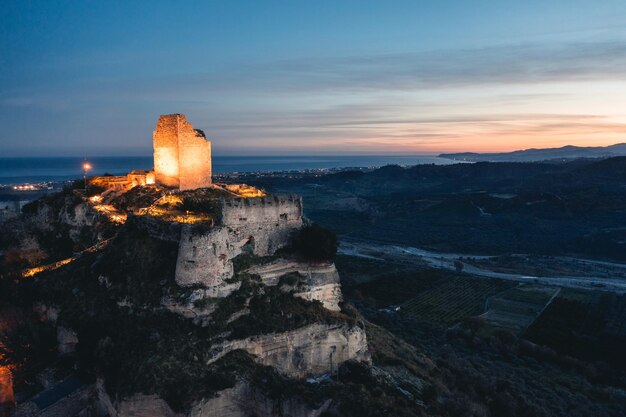 Ruína antiga da torre medieval Calabria Aspromonte