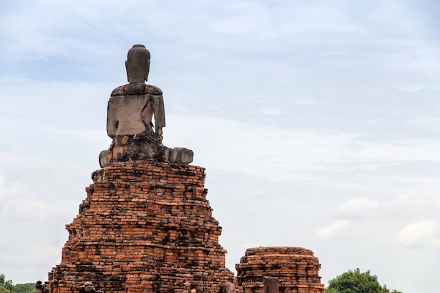 Ruína antigas estátuas de buda danificadas em wat chaiwatthanaram no parque ayutthaya, tailândia