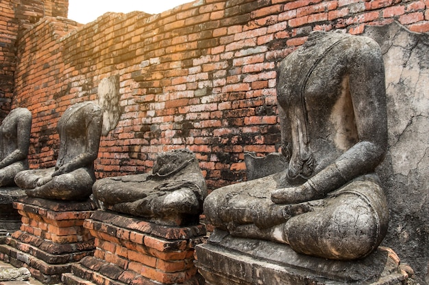 Ruína antigas estátuas de Buda danificadas no Parque Histórico de ayutthaya, Tailândia