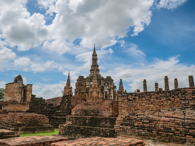 Ruina del área del templo Wat mahathat en el parque histórico de sukhothai