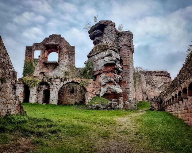 Una ruina de castillo medieval en el bosque del palatinado en Geermany