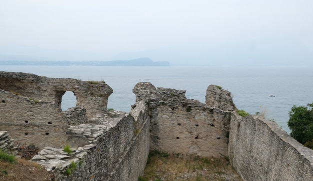 Ruína de villa romana no lago Garda em Sirmione