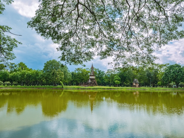 Ruína do reflexo do pagode na água no parque histórico de sukhothai