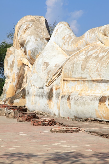 Ruina gigante de Buda reclinado