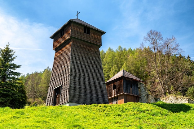 Ruína gótica da Igreja de St Anne na aldeia Liptovska Anna na Eslováquia