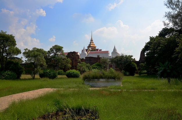 Ruina del templo de Prasat Nakhon Luang de Ayutthaya en Tailandia