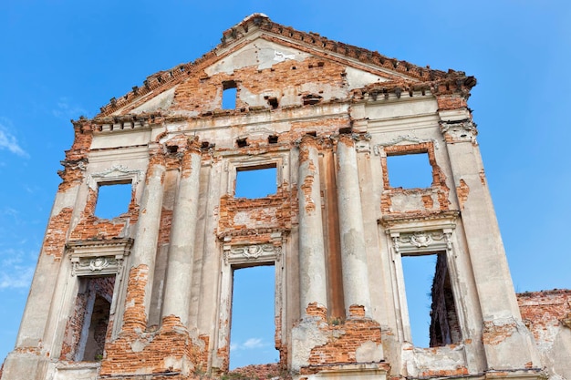 Ruinas abandonadas de una antigua fortaleza de ladrillo rojo.