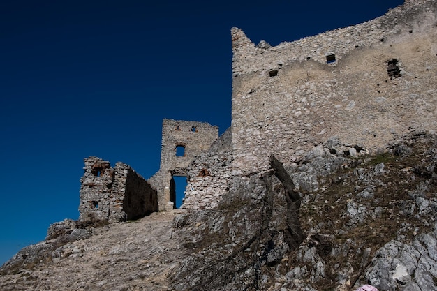 Ruinas abandonadas del castillo medieval de Plavecky en Eslovaquia