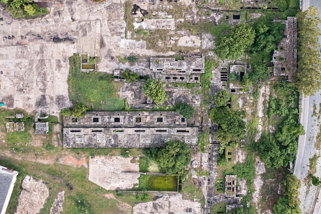 Ruínas abandonadas construídas em terreno baldio que foi lentamente engolido pela natureza