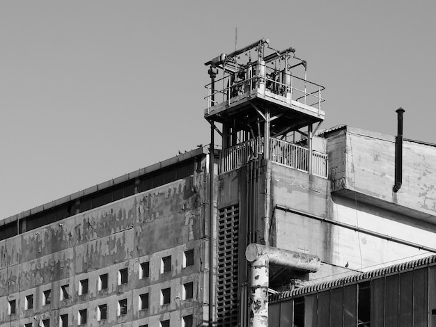 Ruínas abandonadas da fábrica em preto e branco