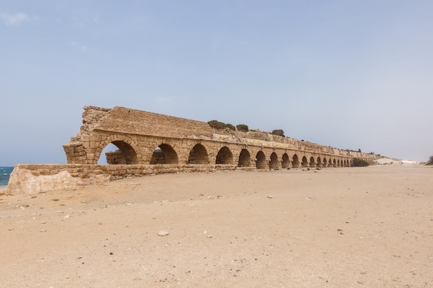 Las ruinas del acueducto en Cesarea