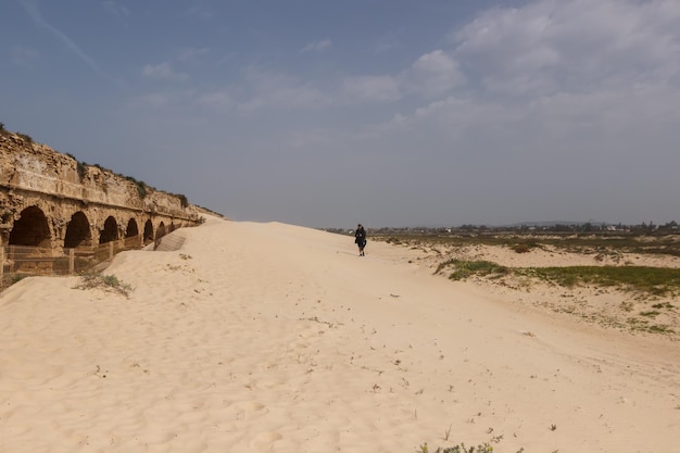 Las ruinas del acueducto en Cesarea