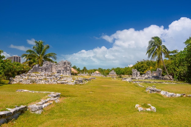 Ruínas antigas de Maya na zona arqueológica de El Rey perto de Cancun Yukatan México