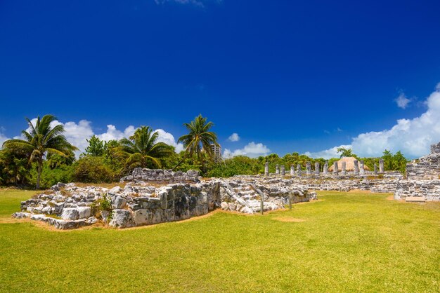 Ruínas antigas de Maya na zona arqueológica de El Rey perto de Cancun Yukatan México