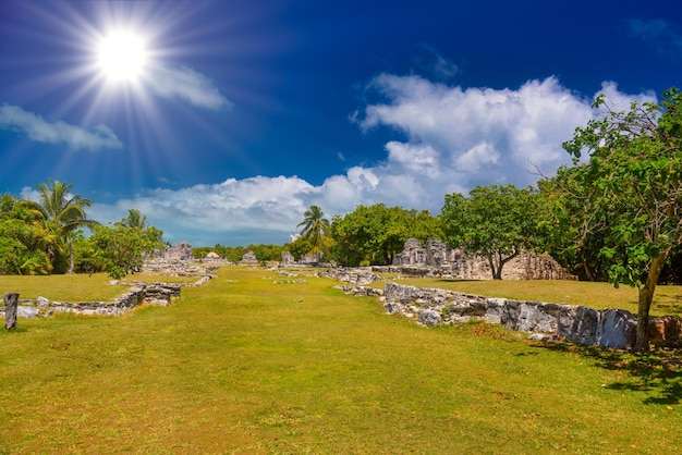 Ruínas antigas de Maya na zona arqueológica de El Rey perto de Cancun Yukatan México