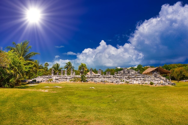 Ruínas antigas de Maya na zona arqueológica de El Rey perto de Cancun Yukatan México