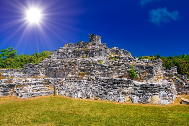 Ruínas antigas de Maya na zona arqueológica de El Rey perto de Cancun Yukatan México