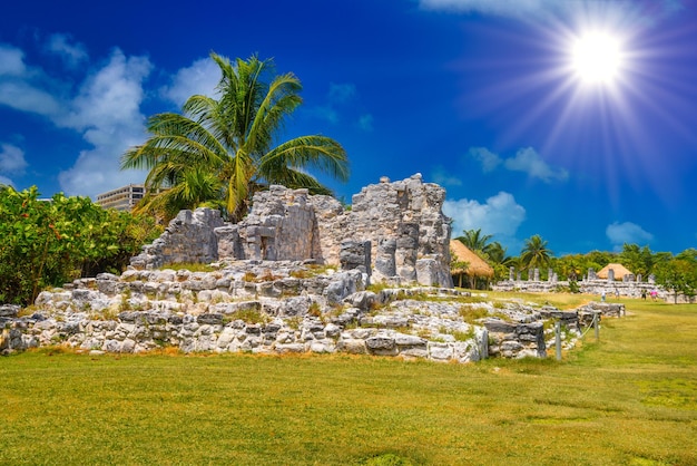 Ruínas antigas de Maya na zona arqueológica de El Rey perto de Cancun Yukatan México