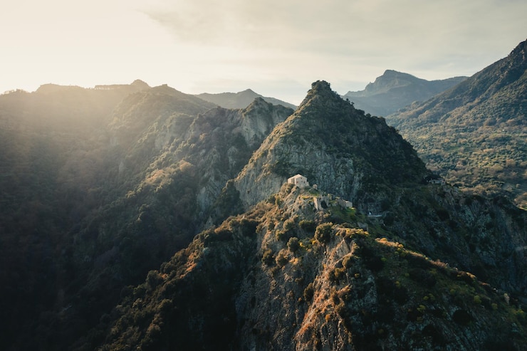 Foto ruínas antigas de samo no topo da montanha aspromonte calábria