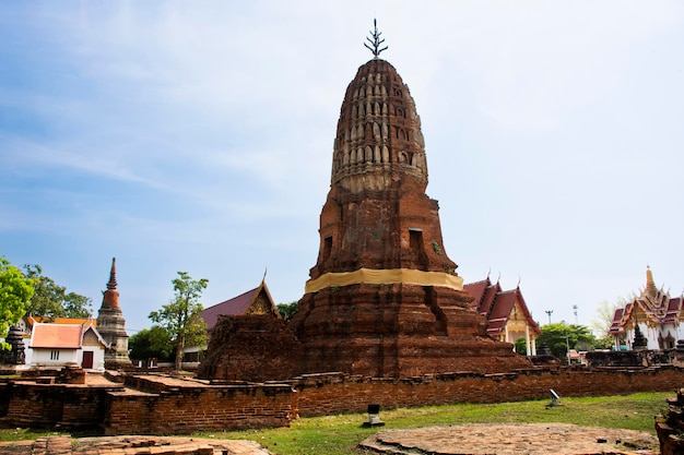 Ruínas antigas de stupa chedi prang do templo Wat Phra Si Rattana Mahathat para o povo tailandês viajar, visitar e respeitar a bênção de oração, desejo sagrado mistério adoração buda em Suphanburi em Suphan Buri Tailândia