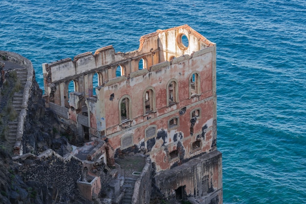 Ruínas antigas do elevador da água de gordejuela, perto do oceano atlântico em los realejos, tenerife, espanha.