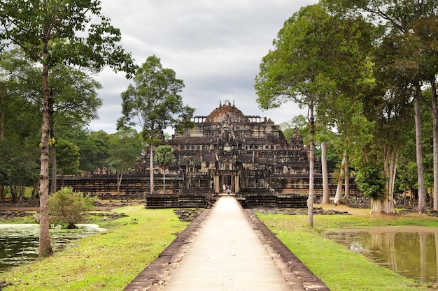 Ruínas antigas do palácio do rei Baphuon no Angkor Camboja