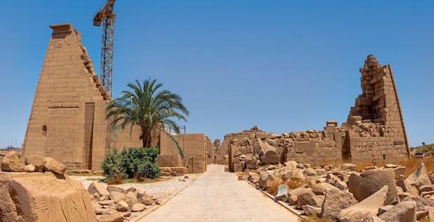 Ruínas antigas do Templo de Karnak em Luxor (Tebas), Egito. O maior complexo de templos da antiguidade do mundo. Patrimônio Mundial da UNESCO.