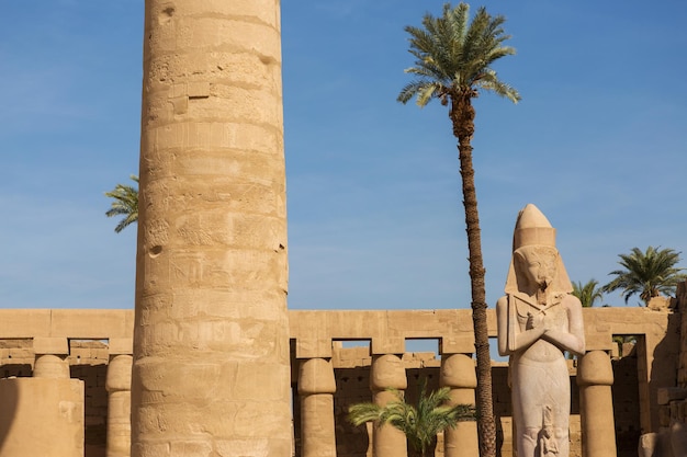 Ruínas antigas do Templo de Karnak em Luxor Tebas, Egito O maior complexo de templos da antiguidade