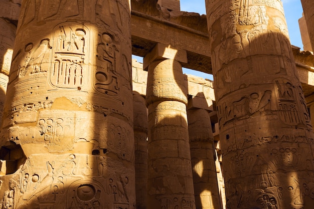 Ruínas antigas do templo de karnak em luxor (tebas), egito.