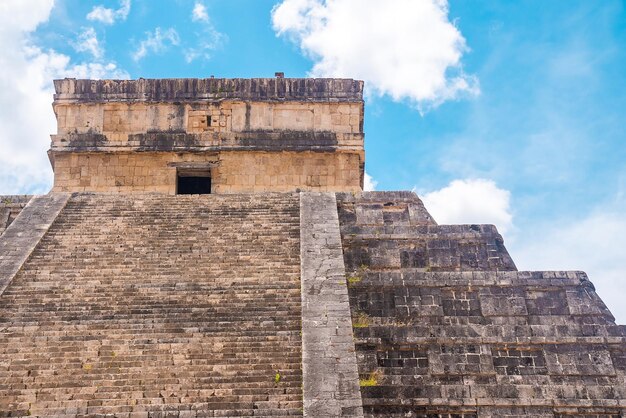 Ruínas antigas do Templo de Kukulkan, pirâmide em Chichen Itza contra o céu nublado. Ruínas arquitetônicas históricas dos maias