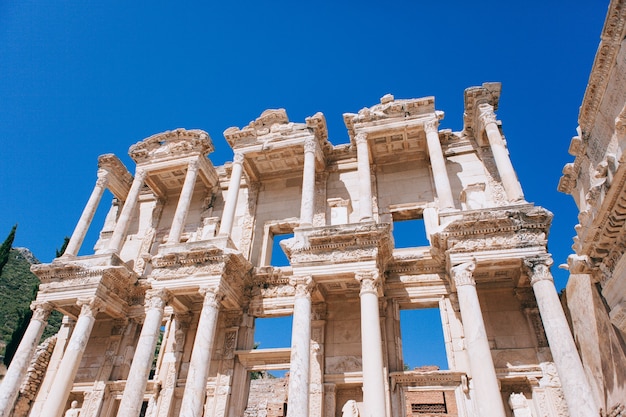 Ruínas antigas em Éfeso, Turquia. Biblioteca antiga em Éfeso, na cidade da Grécia Antiga na Turquia