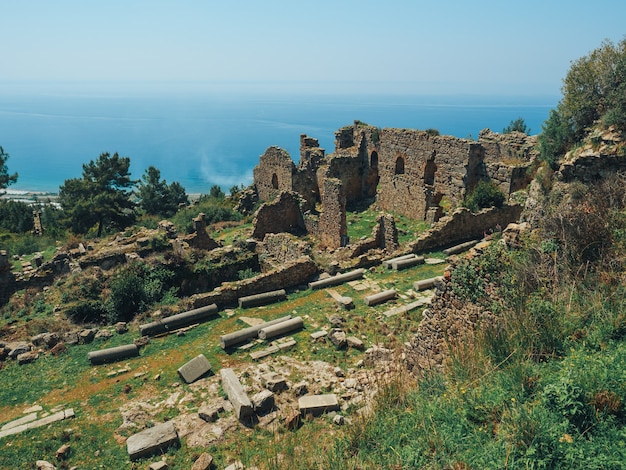 Ruínas antigas perto da cidade de Alanya na Turquia